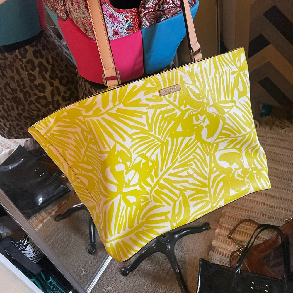 Kate spade grant street yellow leather tote with flaw